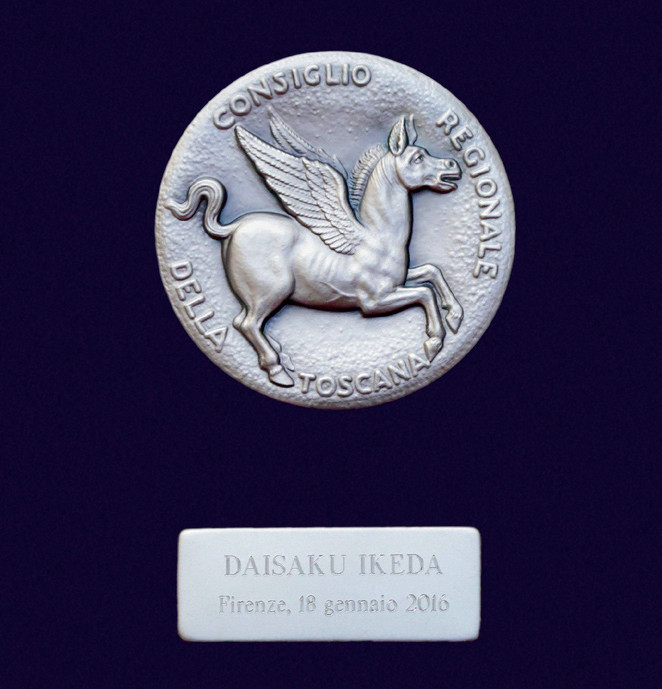 Le Pégase d’argent de la région de Toscane remis à Daisaku Ikeda en janvier 2016.