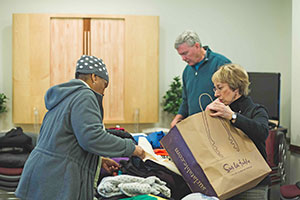 Des bénévoles trient les vêtements collectés au Centre culturel Soka de Washington DC.