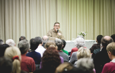 Le conférencier, Dominique Trotignon, au centre culturel Soka de Paris-Opéra.