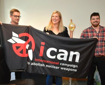 Les responsables de l'ICAN fêtent l'annonce du Prix Nobel de la Paix, le 6 octobre 2017.