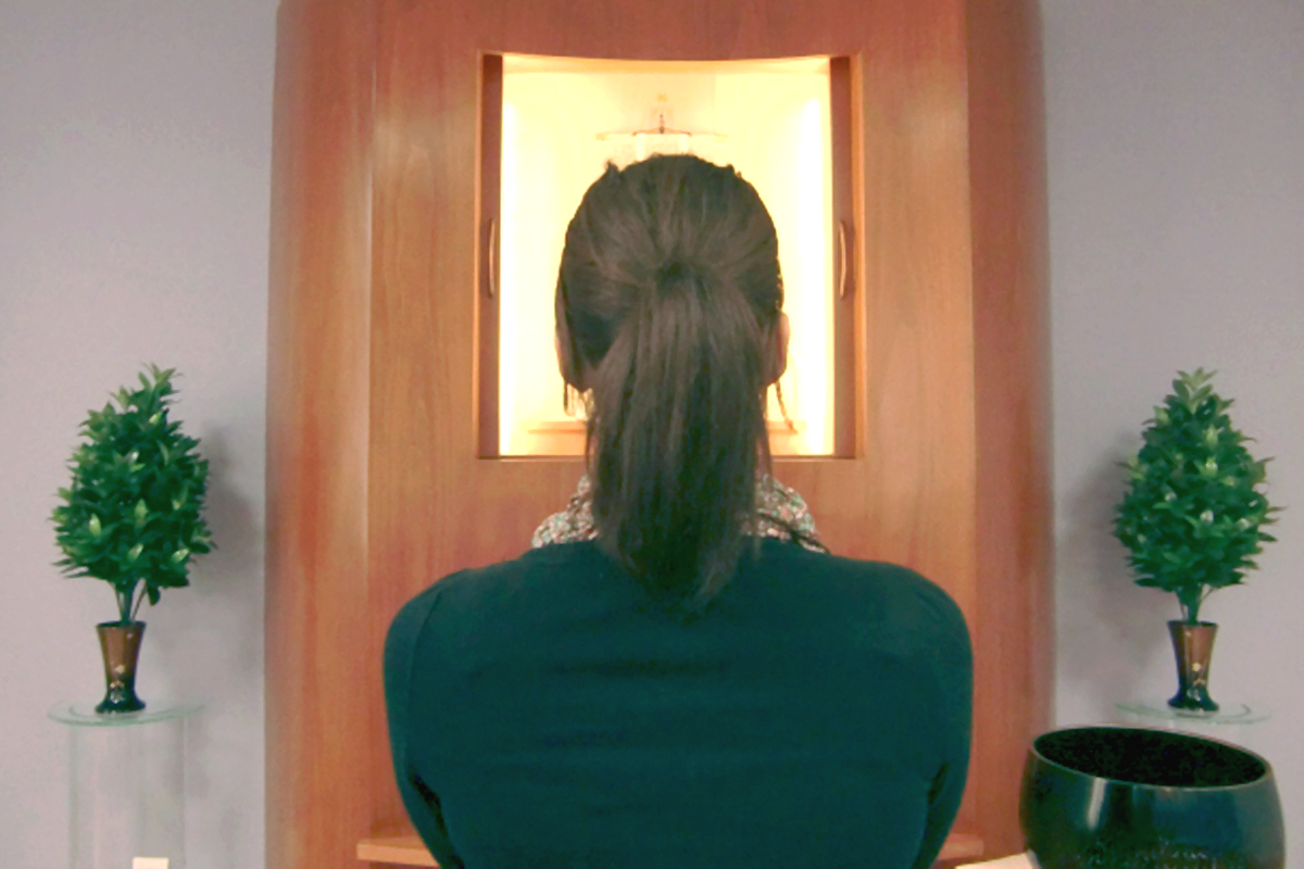 La pratique de Daimoku face au Gohonzon. [© Michel Courant]