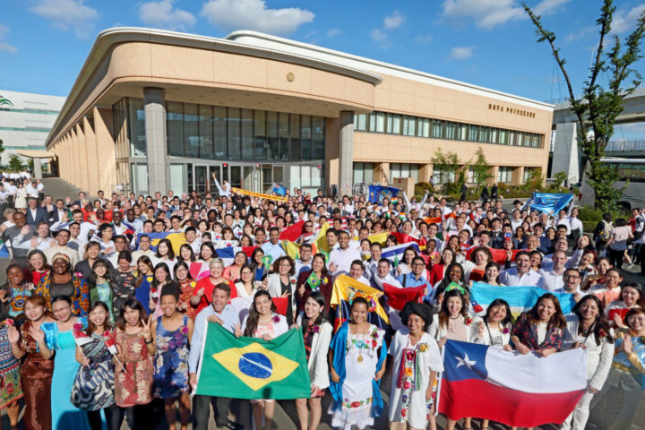 Les participants d'un séminaire jeunesse de la SGI venus de 55 pays différents devant le centre Soka de Kanagawa, au Japon, septembre 2017. [©Seikyo Press]